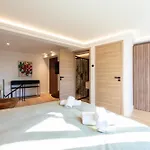 Elegant Duplex With Private Garden Terrace