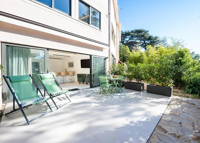 Elegant Duplex With Private Garden Terrace