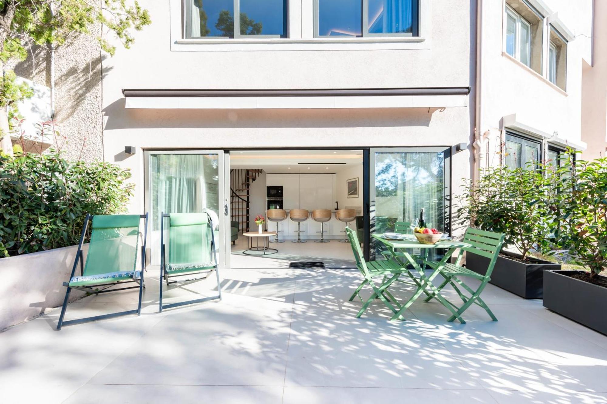 Elegant Duplex With Private Garden Terrace